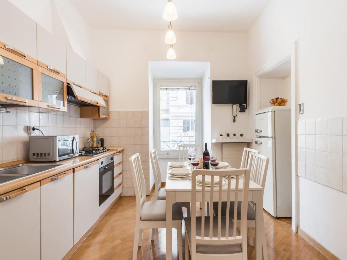 The Rent - Spacious Three-bedroom Near The Colosseum Rom