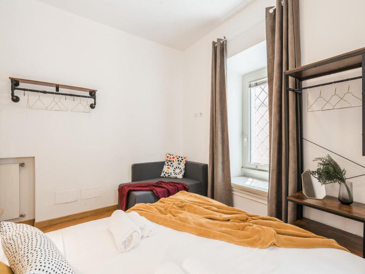 Apartment The Rent - Spacious Three-bedroom Near The Colosseum Rom